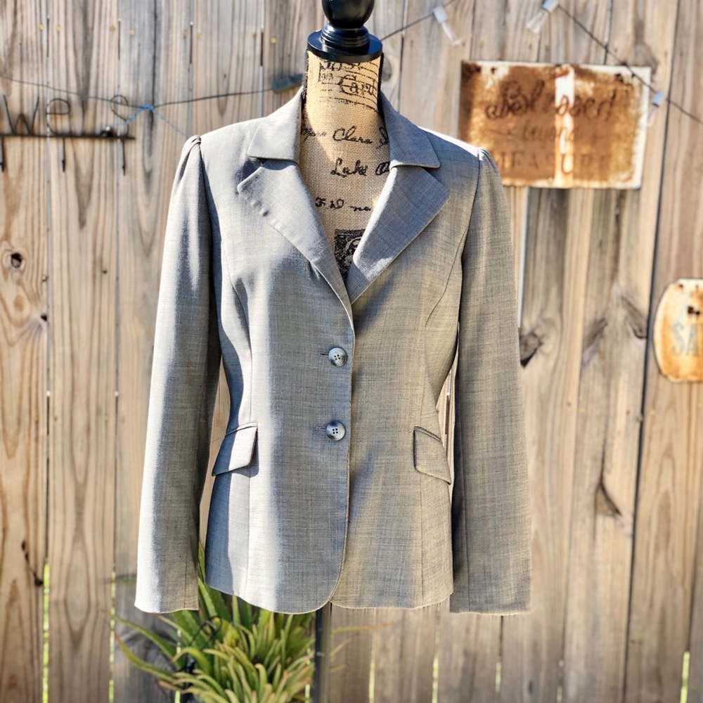 TAHARI 2 Button Blazer in Gray size 6